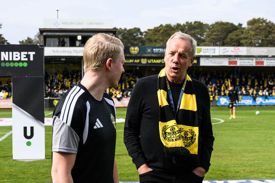 Domare Adam Ladebäck och Mjällbys sportchef Hasse Larsson