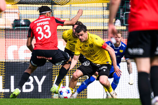 Brommapojkarnas Sion Oppong och Mjällbys Jesper Gustavsson