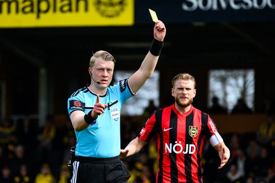 Domare Adam Ladebäck och Brommapojkarnas Simon Strand