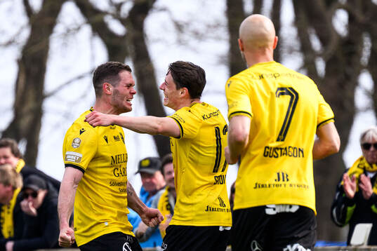Mjällbys Jacob Bergström och Elliot Stroud jublar