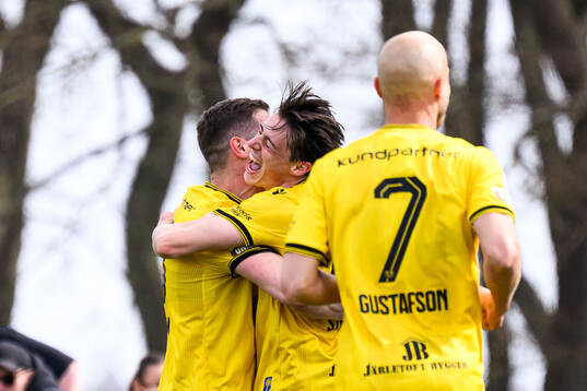 Mjällbys Jacob Bergström och Elliot Stroud jublar