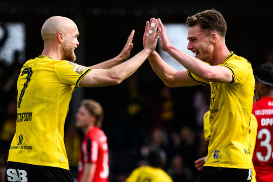 Mjällbys Viktor Gustafson och Villiam Granath jublar
