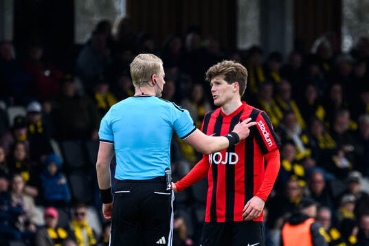 Domare Adam Ladebäck och Brommapojkarnas Oliver Berg