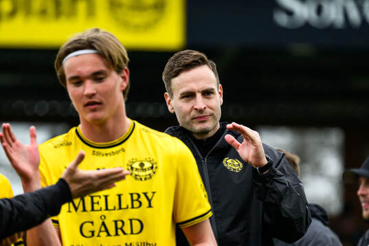 Mjällbys tränare Karl Marius Aksum jublar