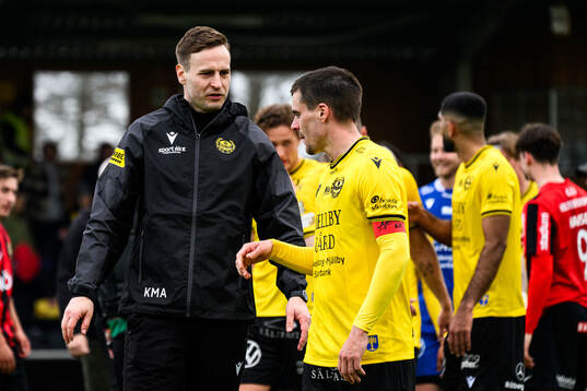 Mjällbys tränare Karl Marius Aksum och Jesper Gustavsson