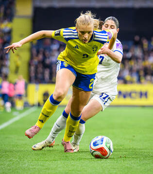 Smilla Holmberg of Sweden and Sara Stokic of Serbia