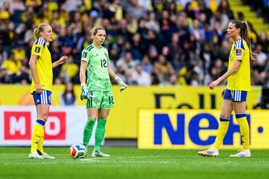 Elma Junttila Nelhage, goalkeeper Jennifer Falk and Bella