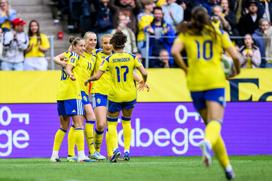 Stina Blackstenius, Felicia Schröder and Smilla Holmberg