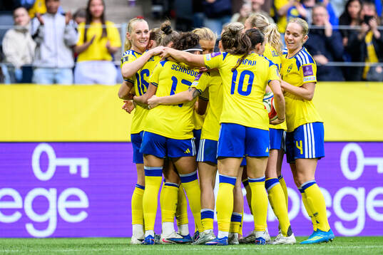 Stina Blackstenius of Sweden celebrates 1-0