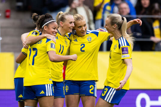Stina Blackstenius of Sweden celebrates with Felicia