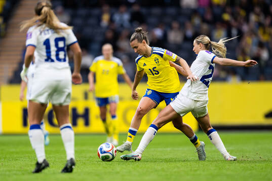 Julia Zigiotti Olme of Sweden and Zivana Stupar of Serbia