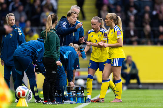 Head coach Tony Gustavsson and Smilla Holmberg of Sweden