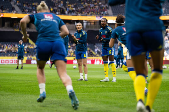 Amanda Nildén and Evelyn Ijeh of Sweden