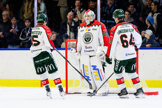 Frölundas Axel Järnstedt, målvakt Ludvig Gromell och