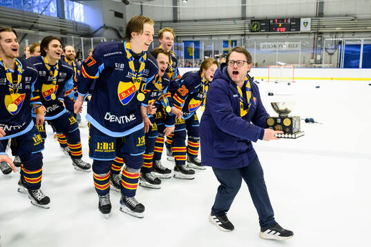 Djurgårdens spelare och ledare jublar