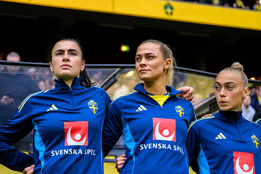 Goalkeeper Zecira Musovic, Fridolina Rolfö and Hanna