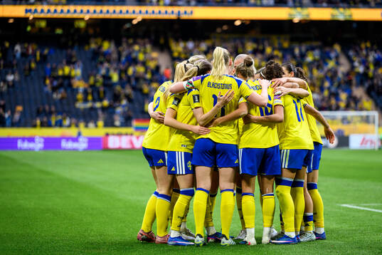 Players of Sweden celebrate 1-0
