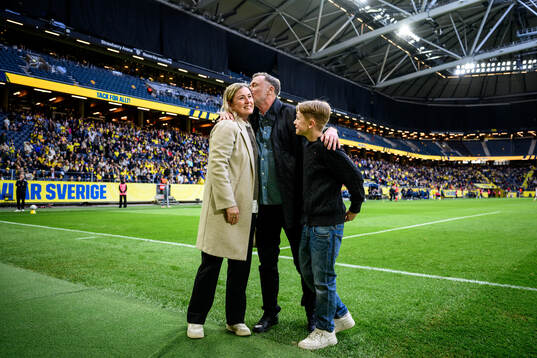 Former coach Peter Gerhardsson with family