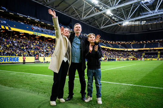 Former coach Peter Gerhardsson with family