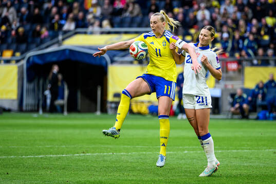 Stina Blackstenius of Sweden and Živana Stupar of Serbia