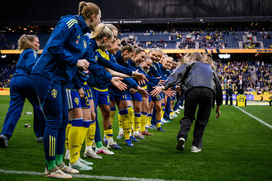 Magdalena Eriksson with players of Sweden