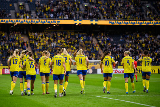 Stina Blackstenius of Sweden celebrate with teammates