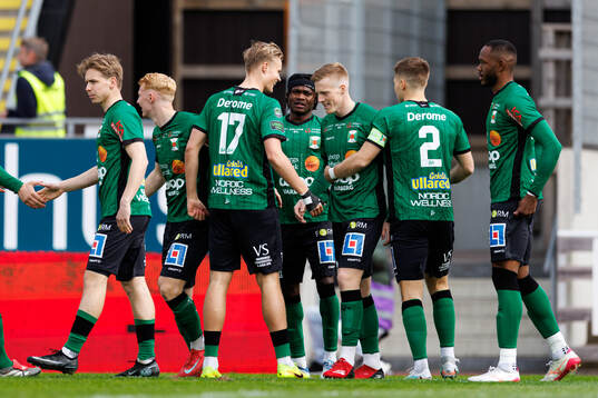 Varbergs Severin Nioule jublar med lagkamrater