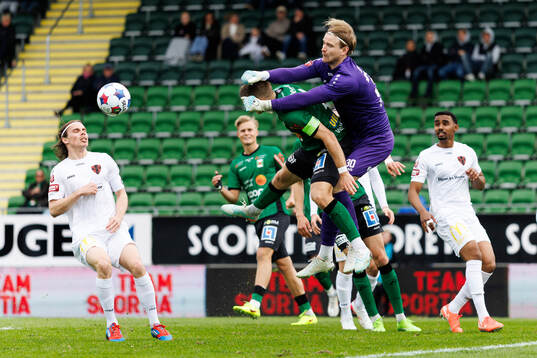 Varbergs Gustav Broman och Nordic United FCs målvakt