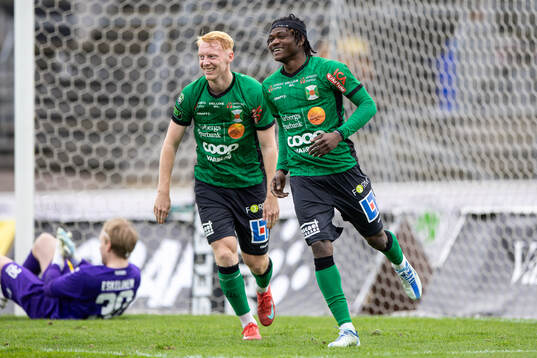 Varbergs Wilhelm Ärlig och Severin Nioule jublar