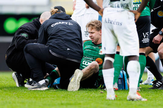 Varbergs Axel Vidjeskog får vård av medicinsk personal