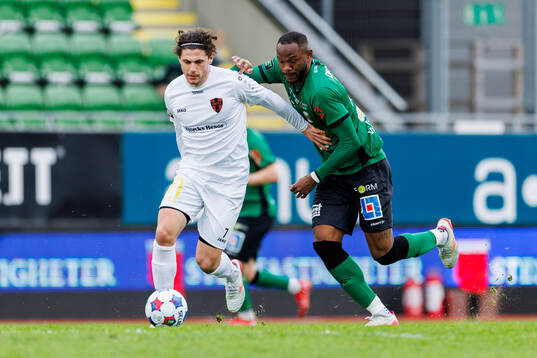 Nordic United FCs Amar Eminovic och Varbergs Shanyder