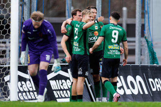 Varbergs Niklas Dahlström jublar med lagkamrater