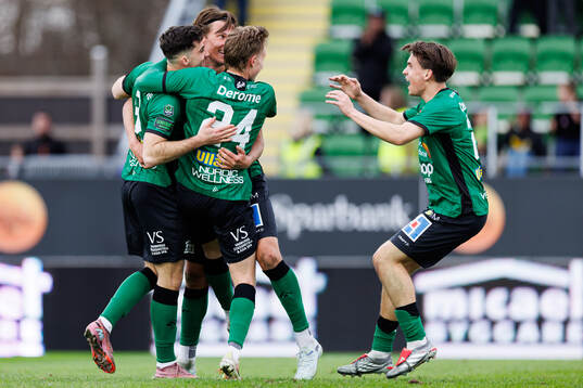Varbergs Aulon Bitiqi jublar med lagkamrater