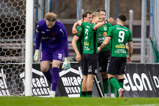 Varbergs Niklas Dahlström jublar med laget