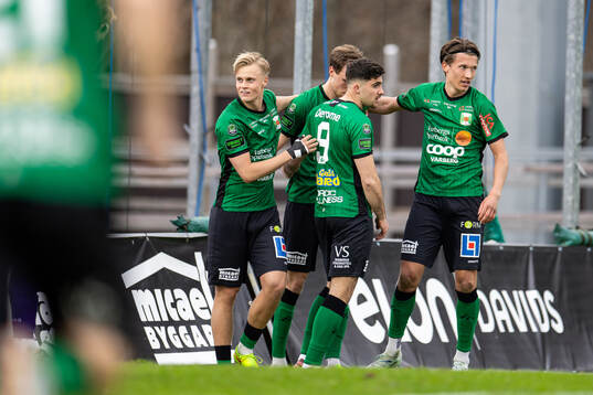 Varbergs Niklas Dahlström jublar med laget