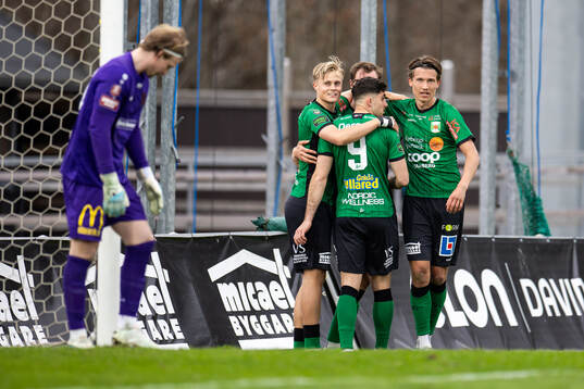 Varbergs Niklas Dahlström jublar med laget