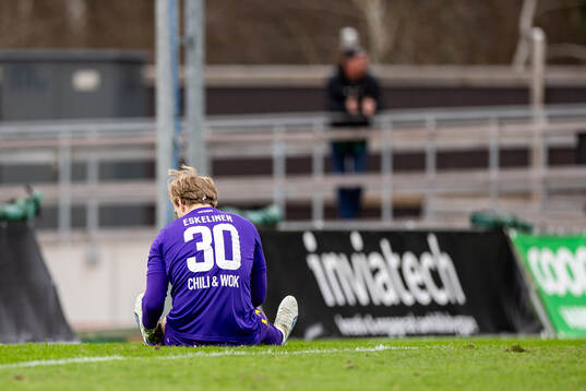 Nordic United FCs målvakt William Eskelinen deppar