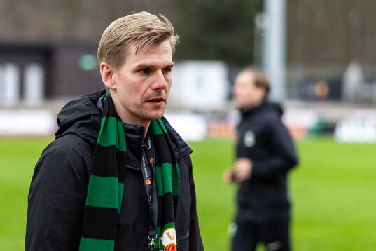 Varbergs sportchef Erik Lund fotbollsmatchen i Superettan