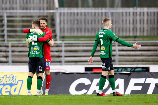 Varbergs Gustav Broman och målvakt Oscar Ekman jublar