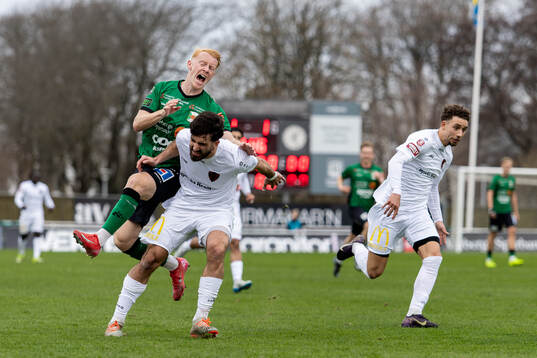 Varbergs Wilhelm Ärlig och Nordic United FCs Matteus Behnan