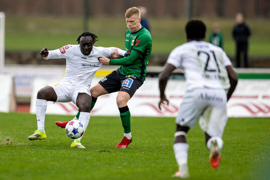 Nordic United FCs Kalipha Jawla och Varbergs Emil Hellman