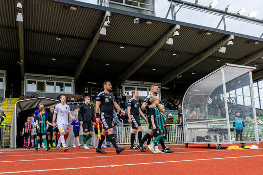 Spelarna kommer in före fotbollsmatchen i Superettan