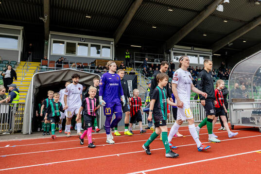 Spelarna kommer in före fotbollsmatchen i Superettan