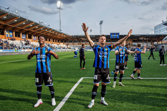 Sirius Mohamed Soumah och Henrik Rönnlöf Castegren jublar