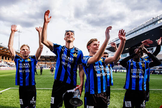 Sirius Tobias Anker jublar med lagkamrater