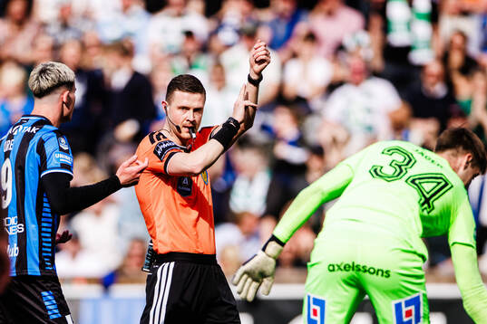 Domare Erik Mattsson visar tecken för hands i samband med