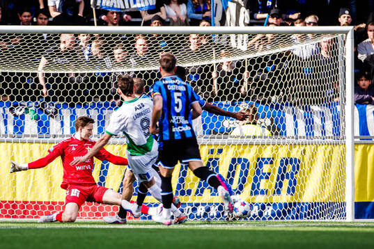 Västerås Mikkel Ladefoged med en målchans framför