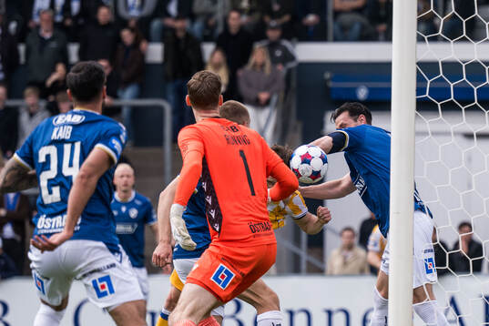 Halmstads målvakt Tim Rönning och IFK Göteborgs Kolbeinn
