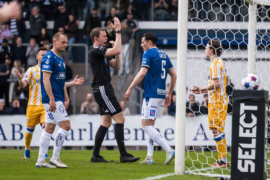 Domare Oscar Johnson dömer bort ett mål för IFK