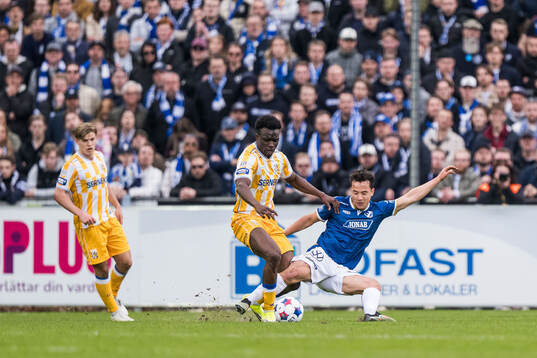 IFK Göteborgs Rockson Yeboah och Halmstads Hussein Carneil
